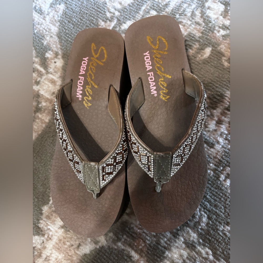 Skechers Women's Gray Beaded Yoga Foam Flip Flops - Picture 3 of 5